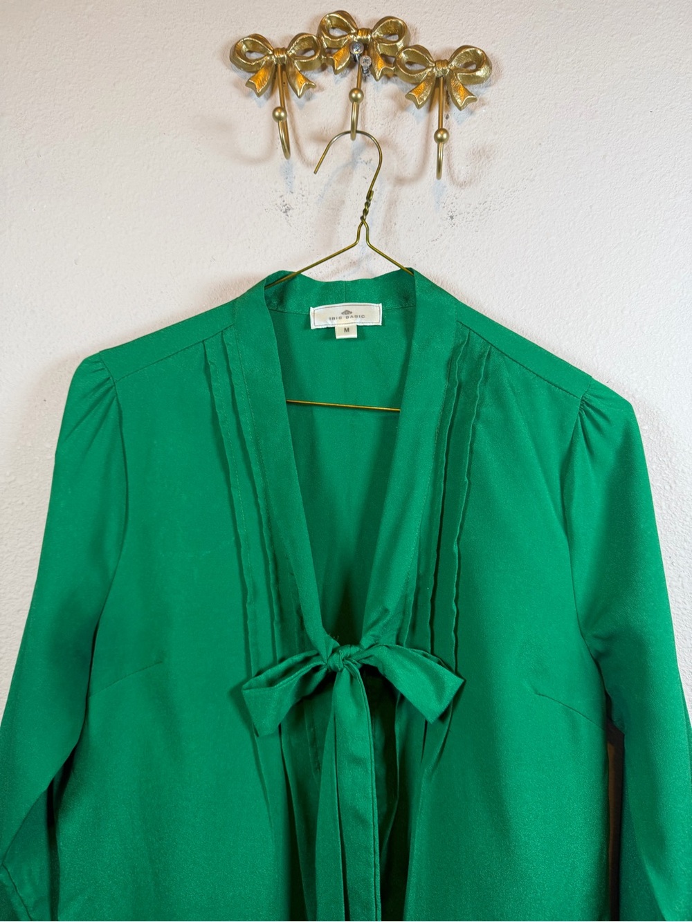 Iris Basic Emerald Green V -Neck Tie-Neck Blouse. Size M - Picture 2 of 4